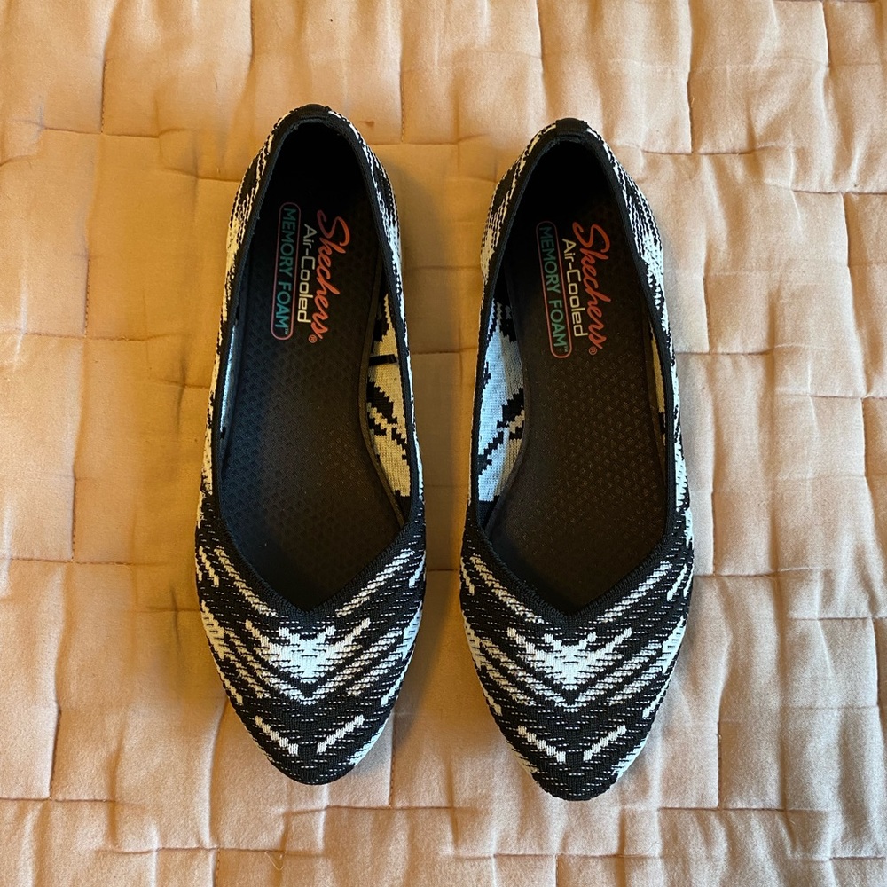 Skechers black and white knit flats size US 9